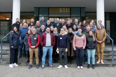 Die Mehrwegverbandsmitglieder stehen von der Kühne Logisitcs University anlässlich des Mitgliedertreffens im November 2022.
